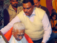 VHP President Sri Ashok SInghal receiving honour of Ganga Bhakt