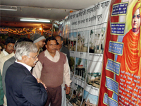 Prof. Harshe visited the exhibition