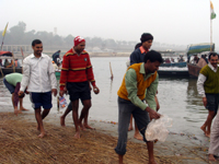Volunteers of Ganga Pradarshani collect plythene along the Sangam