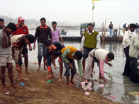 Volunteers of Ganga Pradarshani clean Ghat along the Sangam